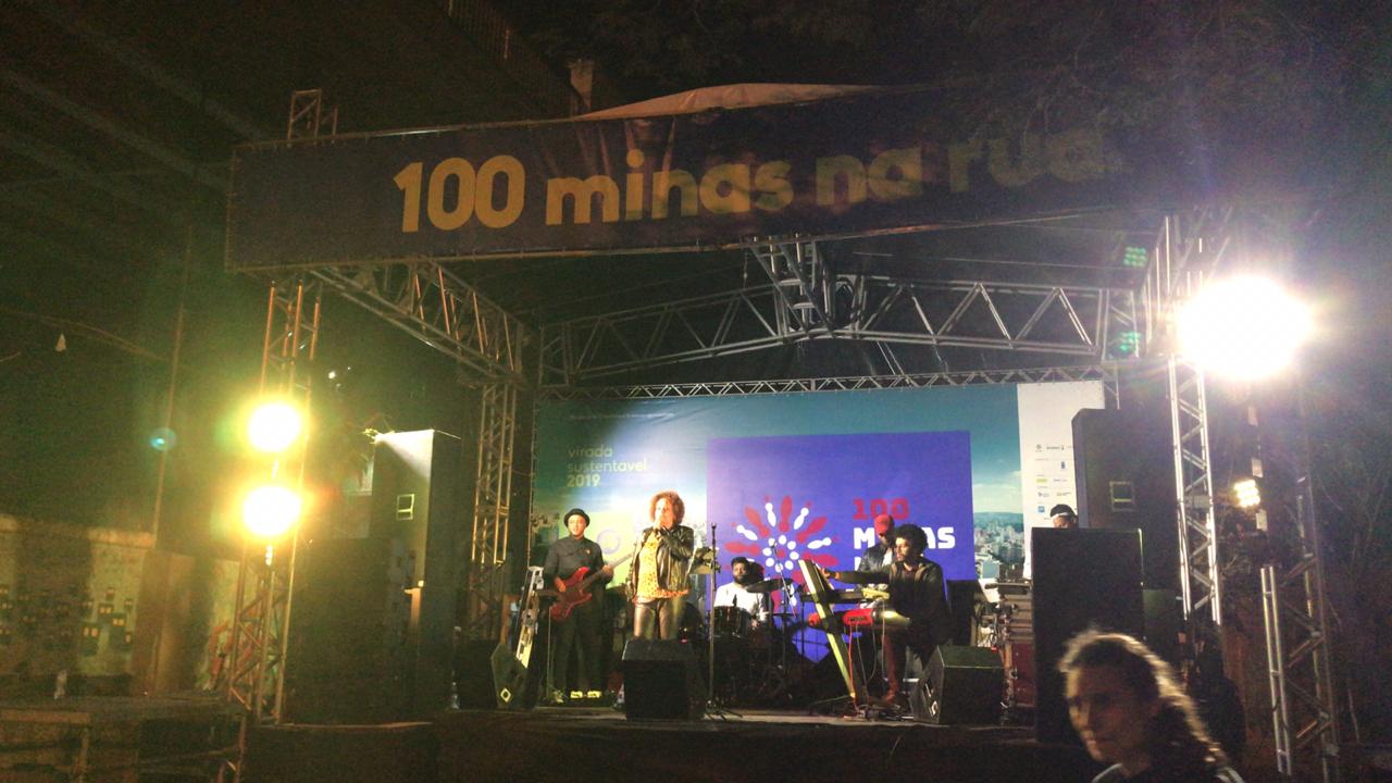 Imagem mostra foto do palco do evento durante show de noite